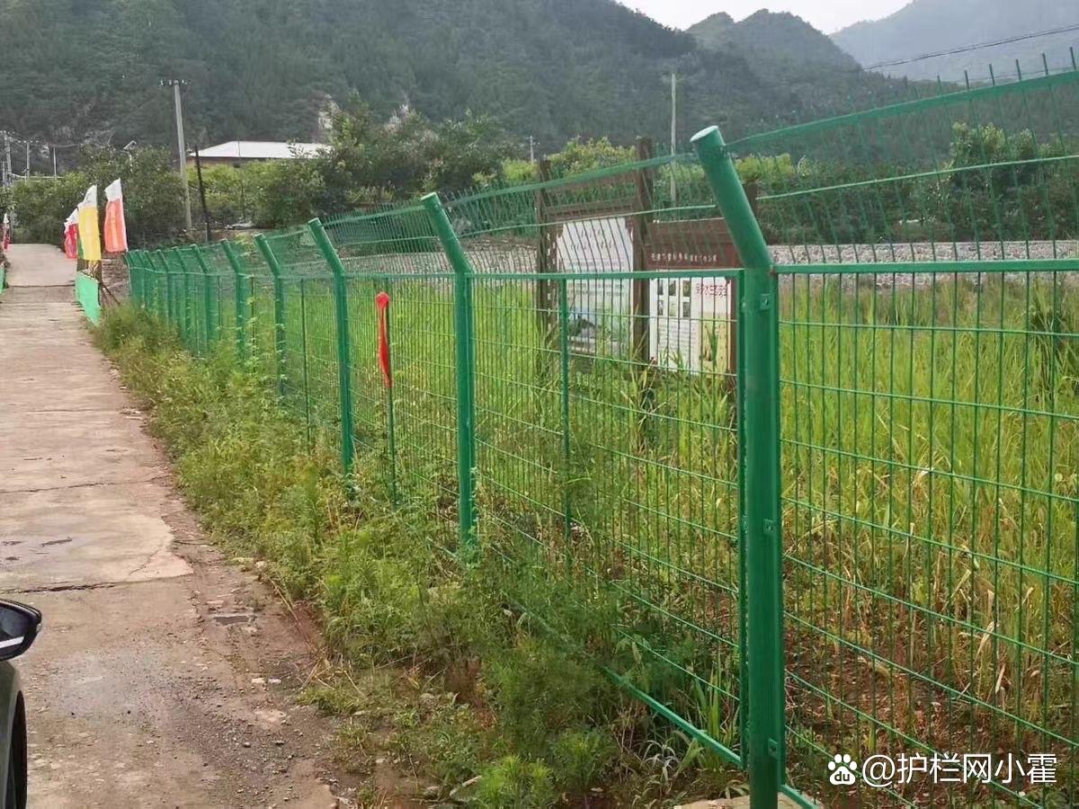 圈地護欄網多少錢一米? 圈地護欄網是一種常見的防護設施,廣泛應用于